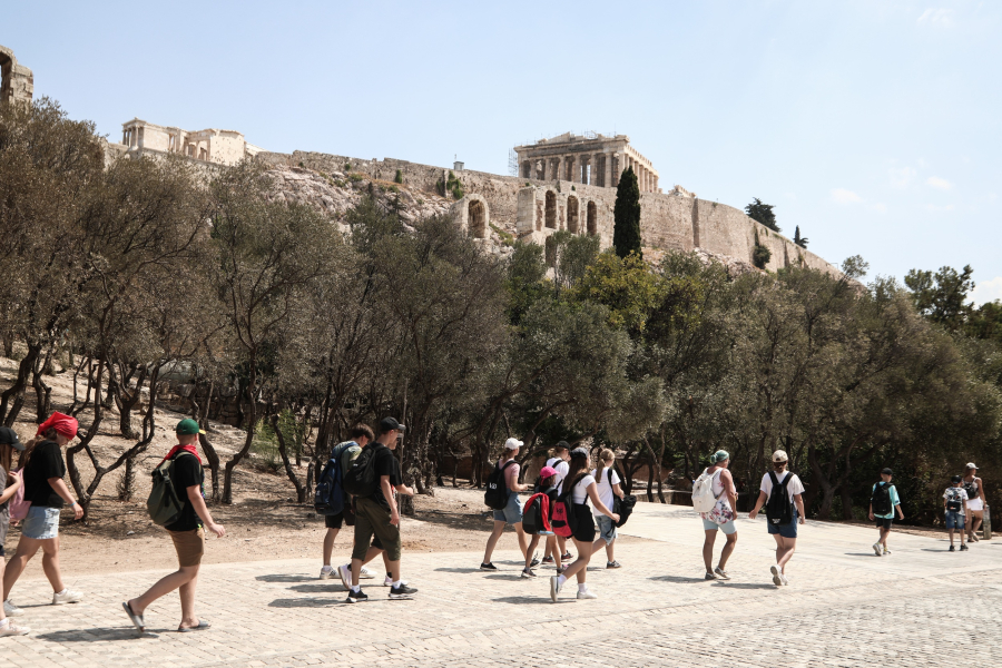 Greek Tourism Sees Rise in Visitors but Faces Revenue Challenges