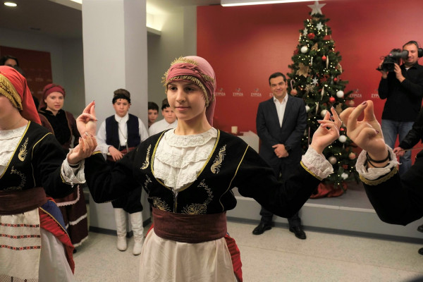 Τσίπρας: Χόρεψε ποντιακά και υποδέχτηκε τον Σύλλογο Ποντίων Μεταμόρφωσης