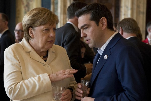 Die Zeit: ''Η Μέρκελ χρειάζεται τώρα βοήθεια από την Ελλάδα για το προσφυγικό''