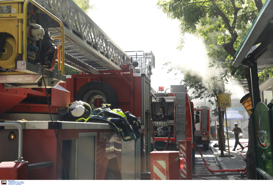 Θεσσαλονίκη: Ζευγάρι ηλικιωμένων απεγκλωβίστηκαν από φλεγόμενη κατοικία