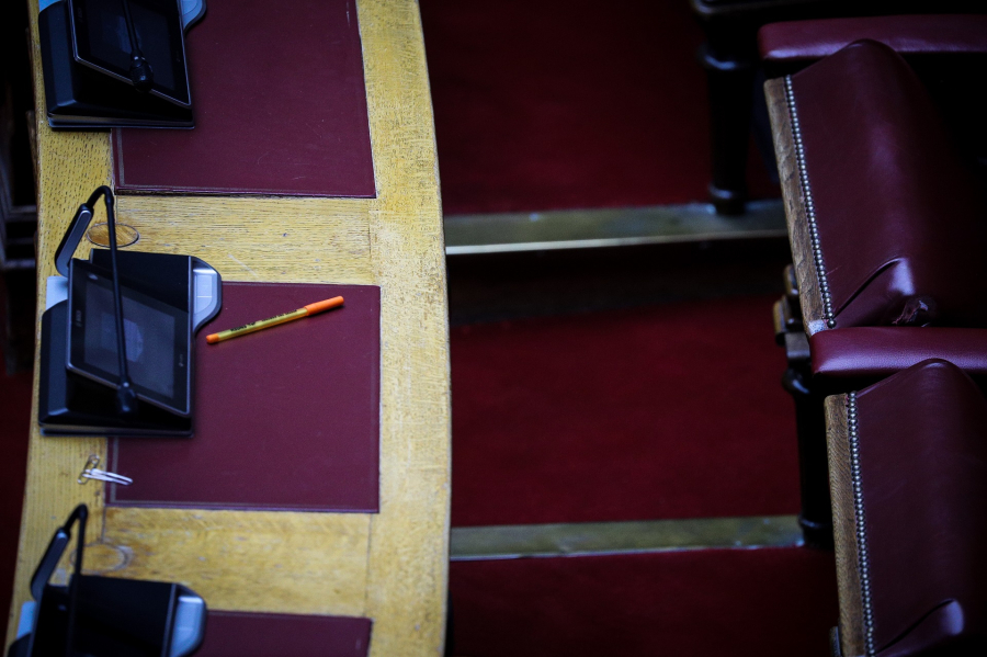 Βουλή: Κυρώθηκε ο Κώδικας Είσπραξης Δημοσίων Εσόδων - Οι ελεγκτές θα «ξεψαχνίζουν» τα σπίτια οφειλετών