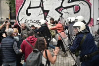 Επεισόδια και χημικά για τις συγχωνεύσεις τάξεων: Η αντίδραση του Υπουργείου Παιδείας