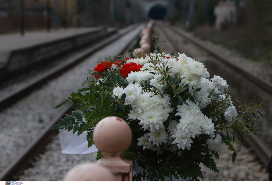 Τέμπη: Ραγίζουν καρδιές οι συμμαθητές του 15χρονου, «να μας προσέχεις από ψηλά»