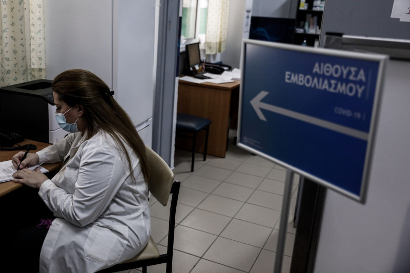 Προβληματισμός για τις θρομβώσεις - Στην εντατική 48χρονη που εμβολιάστηκε με Johnson & Johnson (βίντεο)