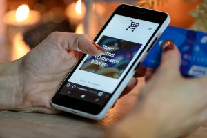 «Καμπάνα» σε ακόμη ένα e-shop που δεν παρέδιδε κινητά στους αγοραστές