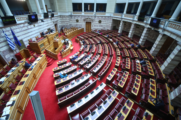 Επεισόδιο Κ.Χήτα - Π.Παππά στη Βουλή: «Ή πετάξτε τον έξω τον ανάγωγο ή βουλώστε το!»