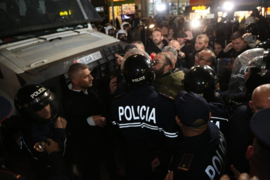 Επεισόδια στα Τίρανα: Χημικά και ρίψεις νερού σε διαδήλωση της αντιπολίτευσης