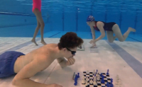 Σκάκι και βουτιές: Έκαναν Παγκόσμιο πρωτάθλημα με σκακιέρες στον πάτο πισίνας (Βίντεο)