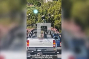 Αδιανόητες εικόνες στον ΒΟΑΚ: Μέλη της Εθνοφυλακής με παρατεταμένα τα όπλα πάνω σε καρότσα (βίντεο)