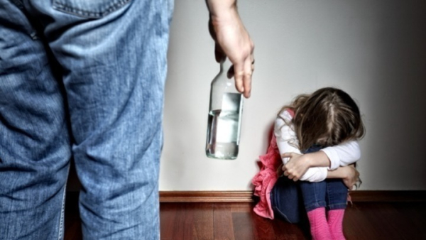 Τι λένε η μητέρα, η αδερφή και η γιαγιά της 13χρονης που φέρεται να κακοποιήθηκε σεξουαλικά από τον πατριό της (βίντεο)