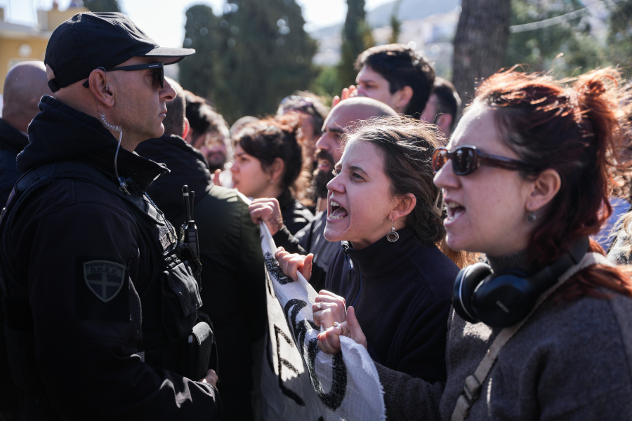Με ένταση και ΟΠΚΕ η επίσκεψη Γεωργιάδη στο νοσοκομείο Μυτιλήνης: «Λέτε ψέματα κύριε υπουργέ»