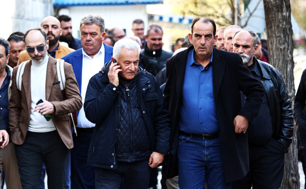 Δυναμώνουν τα μπλόκα και κατεβαίνουν Αθήνα με τρακτέρ παρά το μασάζ