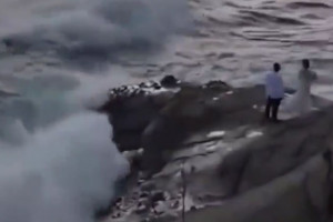 Viral βίντεο με ζευγάρι: Έβγαζαν φωτογραφία και κόντεψαν να πνιγούν στη θάλασσα