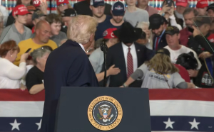 Λιποθύμησε γυναίκα σε ομιλία του Τραμπ - Η αντίδρασή του