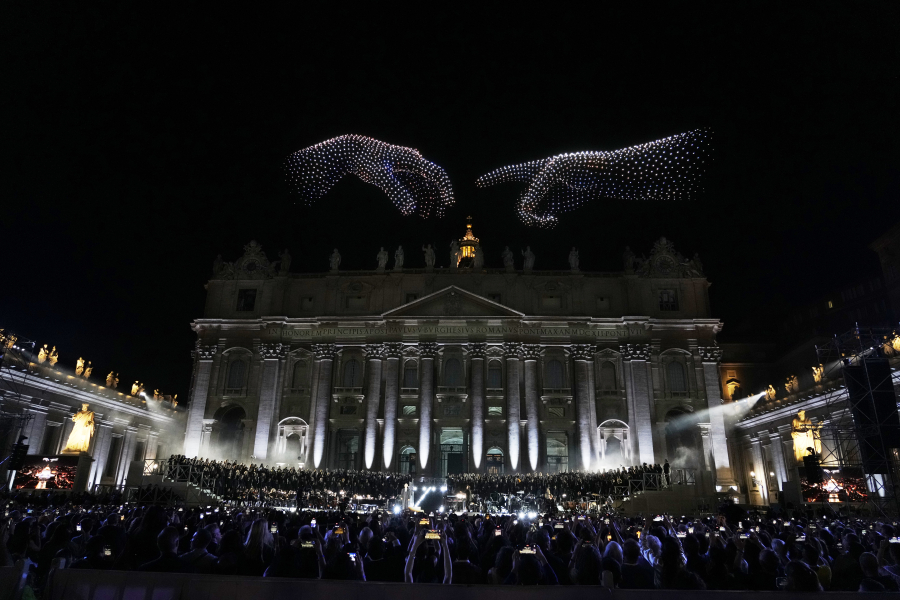 Φαντασμαγορική συναυλία στο Βατικανό: 3.000 drones σχηματίζουν στον ουρανό τα έργα του Μιχαήλ Αγγέλου (εικόνες-βίντεο)