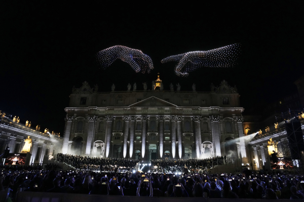 Φαντασμαγορική συναυλία στο Βατικανό: 3.000 drones σχηματίζουν στον ουρανό τα έργα του Μιχαήλ Αγγέλου (εικόνες-βίντεο)