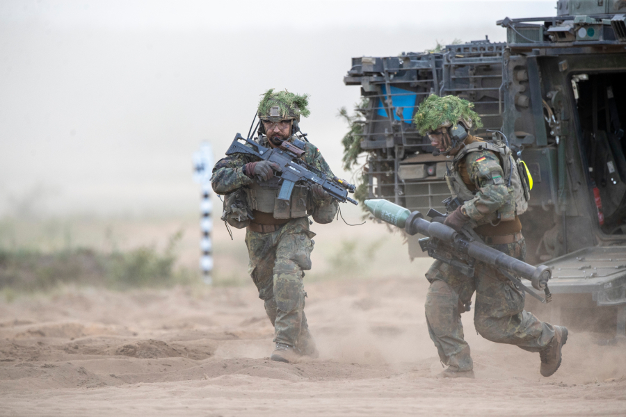 «Βλάπτει να δανείζεσαι για σχολεία, είναι καλό να δανείζεσαι για όπλα!»