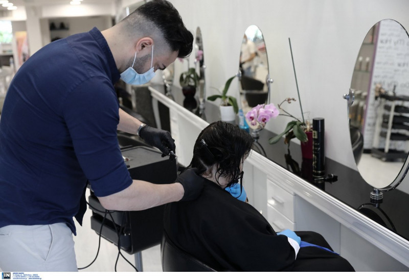 Ανατροπή με τα κομμωτήρια: Επιτρέπεται η διαδημοτική μετακίνηση, το νέο SMS στο 13033