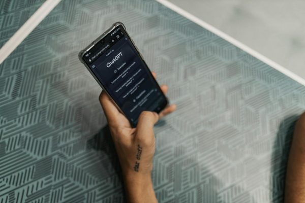 Το smartphone προκαλεί αρθρίτιδα; Το σύμπτωμα που δεν πρέπει να αγνοήσεις