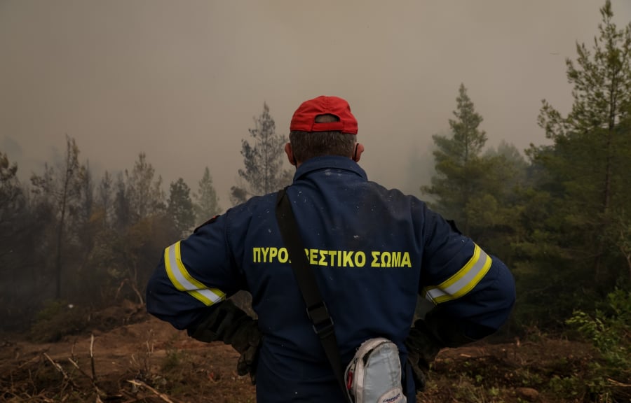 Επίδομα 4.000 ευρώ στους υπαλλήλους της Βουλής - Στα κάγκελα οι εποχικοί πυροσβέστες