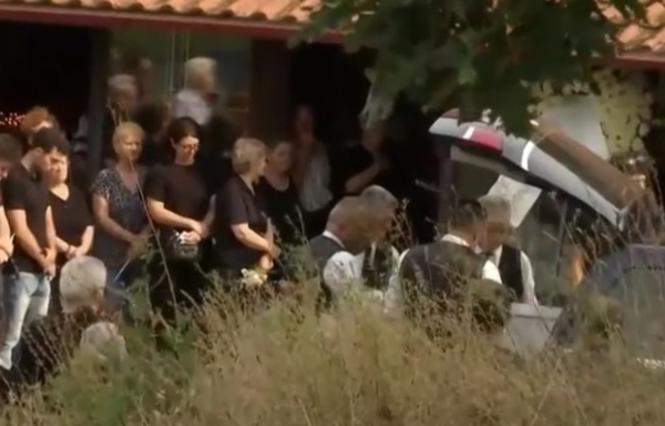 Βέροια: Σπαραγμός στην κηδεία της 18χρονης Κατερίνας - Το τελευταίο «αντίο» (βίντεο)