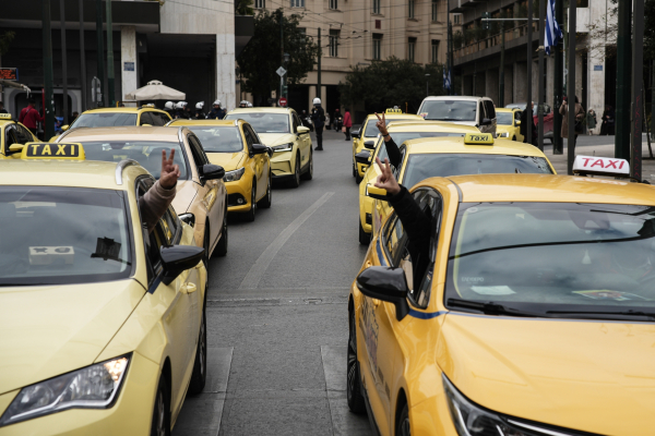 Αύξηση 12% στα κόμιστρα ζητάνε τα ταξί