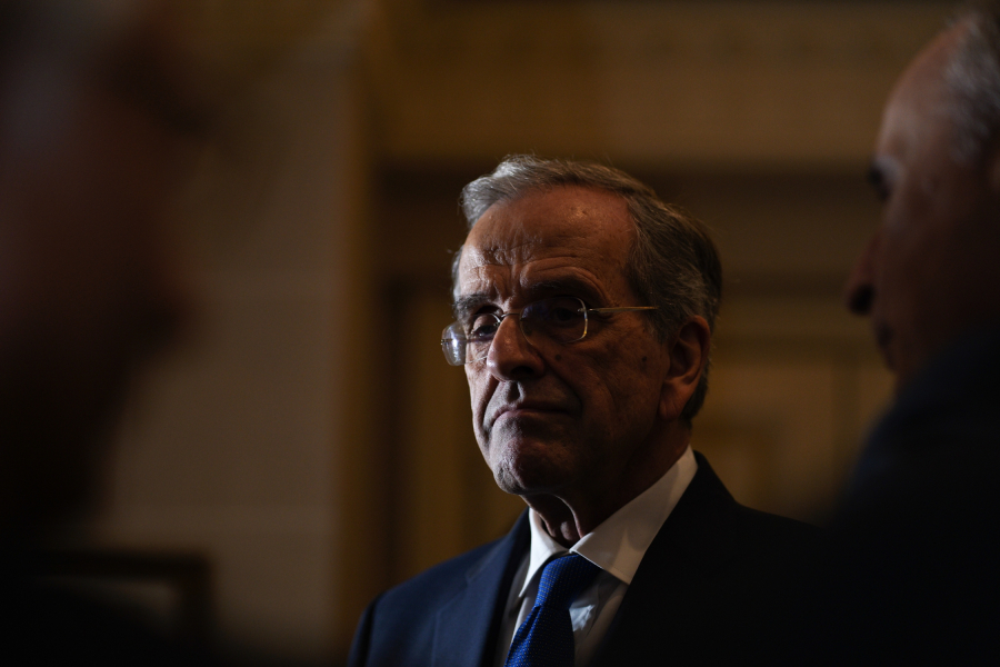 Αιχμές Σαμαρά για παραίτηση Τριαντόπουλου - Τι είπε σε πηγαδάκι στη Βουλή