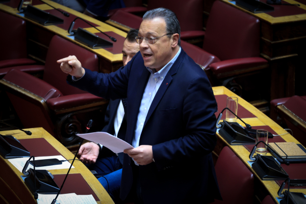 Φάμελλος σε Πιερρακάκη: Λειτουργείτε εις βάρος της επόμενης γενιάς- Δεν πρέπει να χαίρεστε, να ντρέπεστε