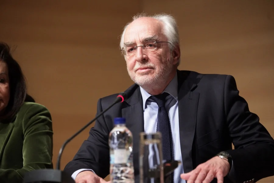 Πρωτιά στη γραφειοκρατία