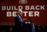 «Ξέχασε» τον κορονοϊό ο Τζο Μπάιντεν: Βήχει στο χέρι του και μετά κάνει χειραψίες (βίντεο)