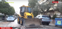 Ποτάμια οι δρόμοι στο Παλαιό Φάληρο: Έβαλαν κάδους και μπουλντόζα πάνω από σπασμένο αγωγό της ΕΥΔΑΠ