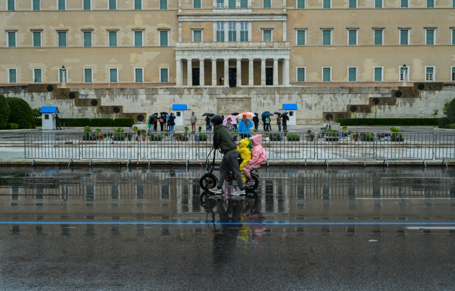 29ος Ποδηλατικός Γύρος Αθήνας: Συμμετείχαν μικροί και μεγάλοι φορώντας αδιάβροχα (εικόνες)