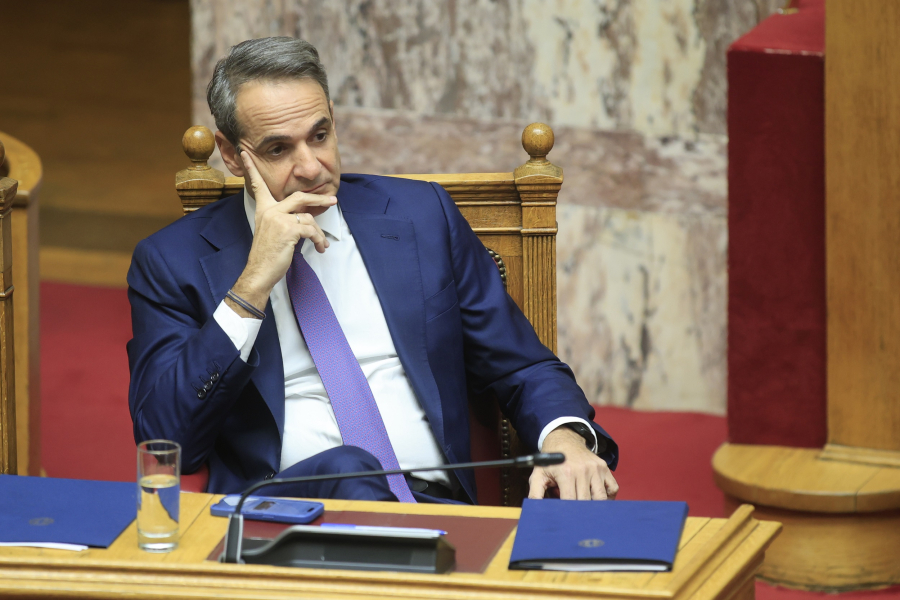 Οι δημοσκοπήσεις φέρνουν ξεκάθαρη δεξιά στροφή στην προεκλογική εκστρατεία της ΝΔ