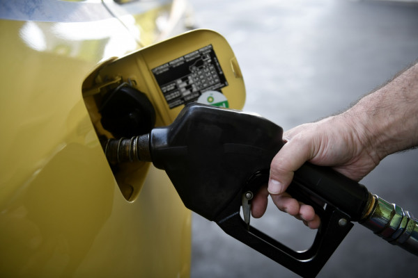 Στο «κόκκινο» η αγωνία για τις τιμές της βενζίνης - Έκτακτη σύσκεψη στο ΥΠΕΝ