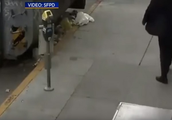 Καλοντυμένος περαστικός κλωτσά στο κεφάλι άστεγο στο Σαν Φρανσίσκο