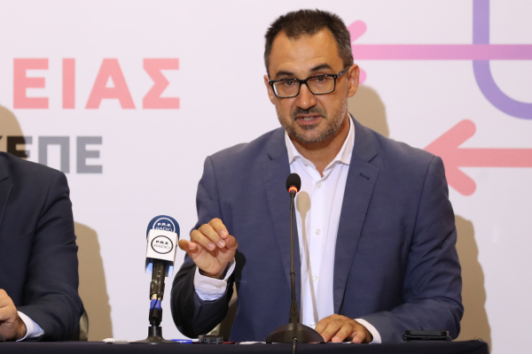 Αναθέρμανε τα σενάρια συνεργασιών ο Χαρίτσης σε ερώτηση του Dnews