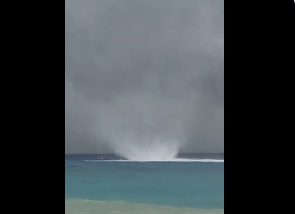 Υδροστρόβιλος στην Ρόδο: Βίντεο από την στιγμή που κόβει τη θάλασσα στα δυο