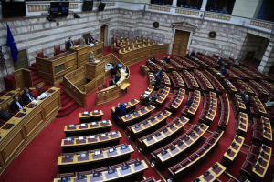 «Επιφυλακτικό» το Γραφείο Προϋπολογισμού στη Βουλή για τα σενάρια επαναφοράς του 13ου και 14ου μισθού