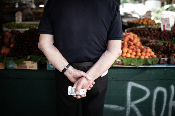 Παραμένει υψηλό το εμπορικό έλλειμμα