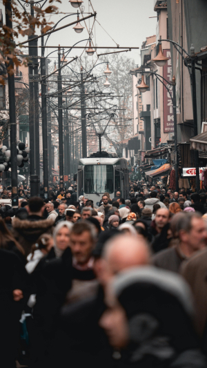 Νέα έρευνα για την ψυχολογία δείχνει ότι οι άνθρωποι υποτιμούν συστηματικά τη συχνότητα με την οποία τα πράγματα πηγαίνουν στραβά στην κοινωνία