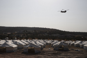 Λέσβος: Συνεχίζεται η επιχείρηση της αστυνομίας για μετακίνηση μεταναστών στο Καρά Τεπέ