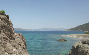 Η κρυφή παραλία με τη δύσκολη πρόσβαση στην Αττική που ελάχιστοι γνωρίζουν