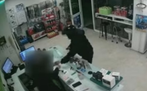 Αγρίνιο: Λήστεψε βενζινάδικο σε...δευτερόλεπτα και τράπηκε σε φυγή (Βίντεο)