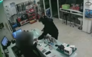 Αγρίνιο: Λήστεψε βενζινάδικο σε...δευτερόλεπτα και τράπηκε σε φυγή (Βίντεο)
