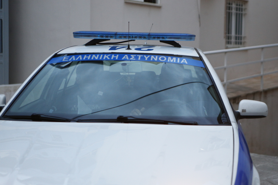 Χειροπέδες σε συμμορία ανηλίκων που άρπαζε αλυσίδες από τον λαιμό επιβατών σε Μέσα Μαζικής Μεταφοράς