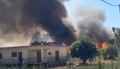 Μεγάλη φωτιά τώρα στην Καλαμάτα, 112 για εκκένωση της Ασπροπουλιάς, αποπνικτική ατμόσφαιρα από τον πυκνό καπνό