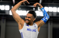 Πανευτυχής στο βάθρο ο Καραλής: Η στιγμή της απονομής του μεταλλίου (βίντεο)