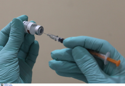 EMA: Νέα πιθανή παρενέργεια για τα εμβόλια της AstraZeneca και Johnson που προκαλεί μούδιασμα