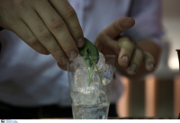 Πρόταση «βόμβα» για rapid test σε μπαρ και εστιατόρια για εμβολιασμένους ενόψει Χριστουγέννων (βίντεο)