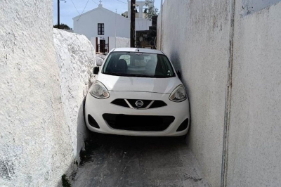 Οδηγός για γέλια και για κλάματα: Σφήνωσε αυτοκίνητο σε δρομάκι στη Σαντορίνη